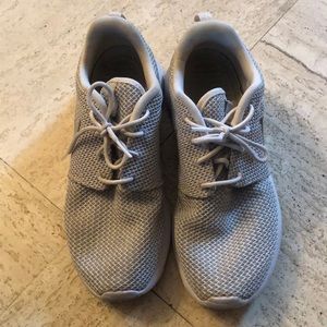 Nike Roshe Sneakers in Grey